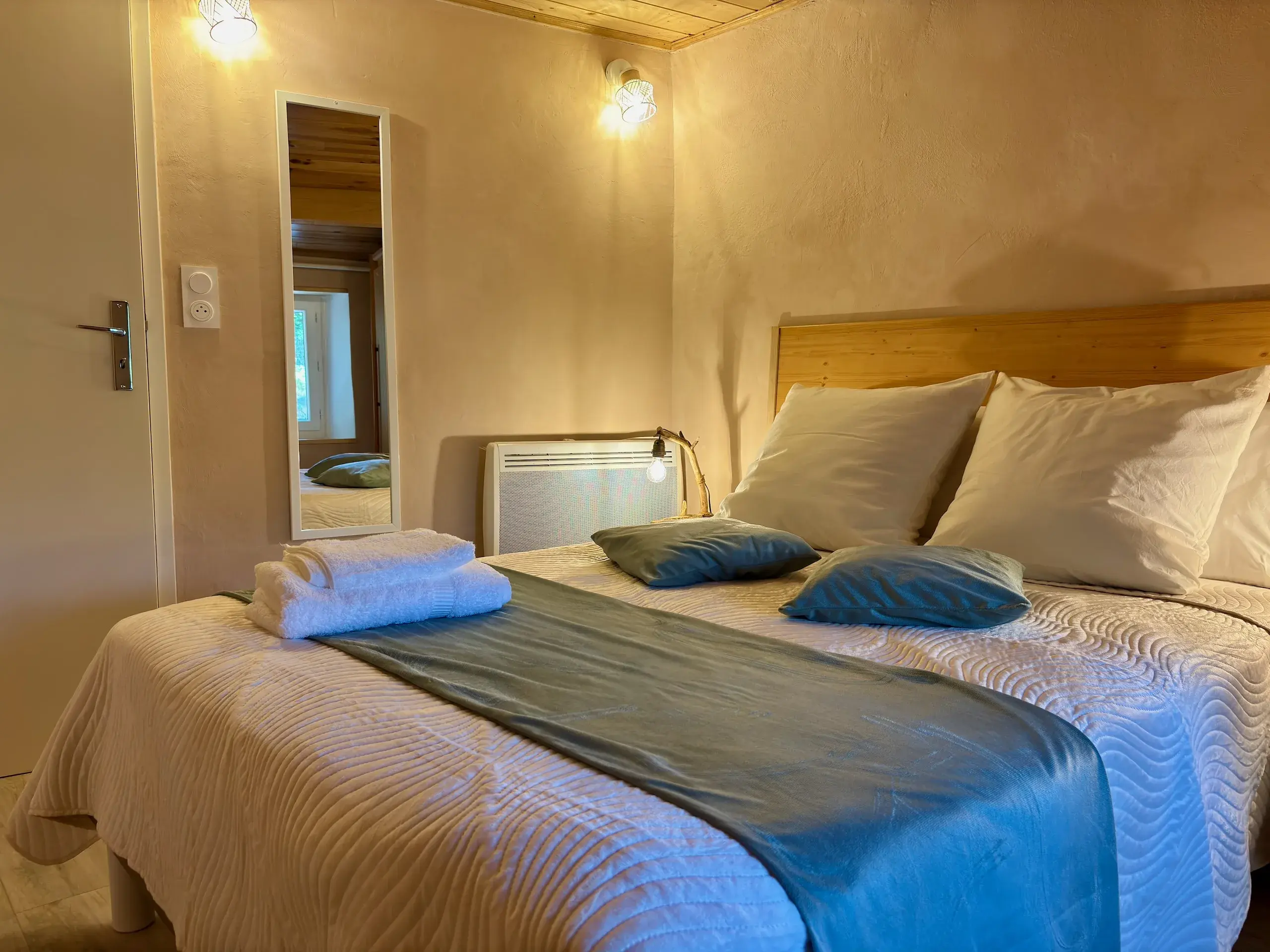 Chambre 1 avec lit double en 140 cm