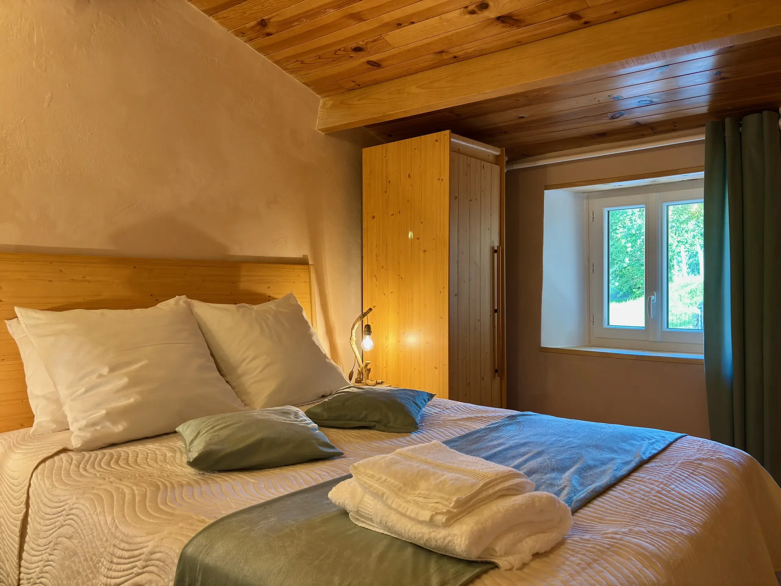 Chambre 1 avec lit double en 140 cm