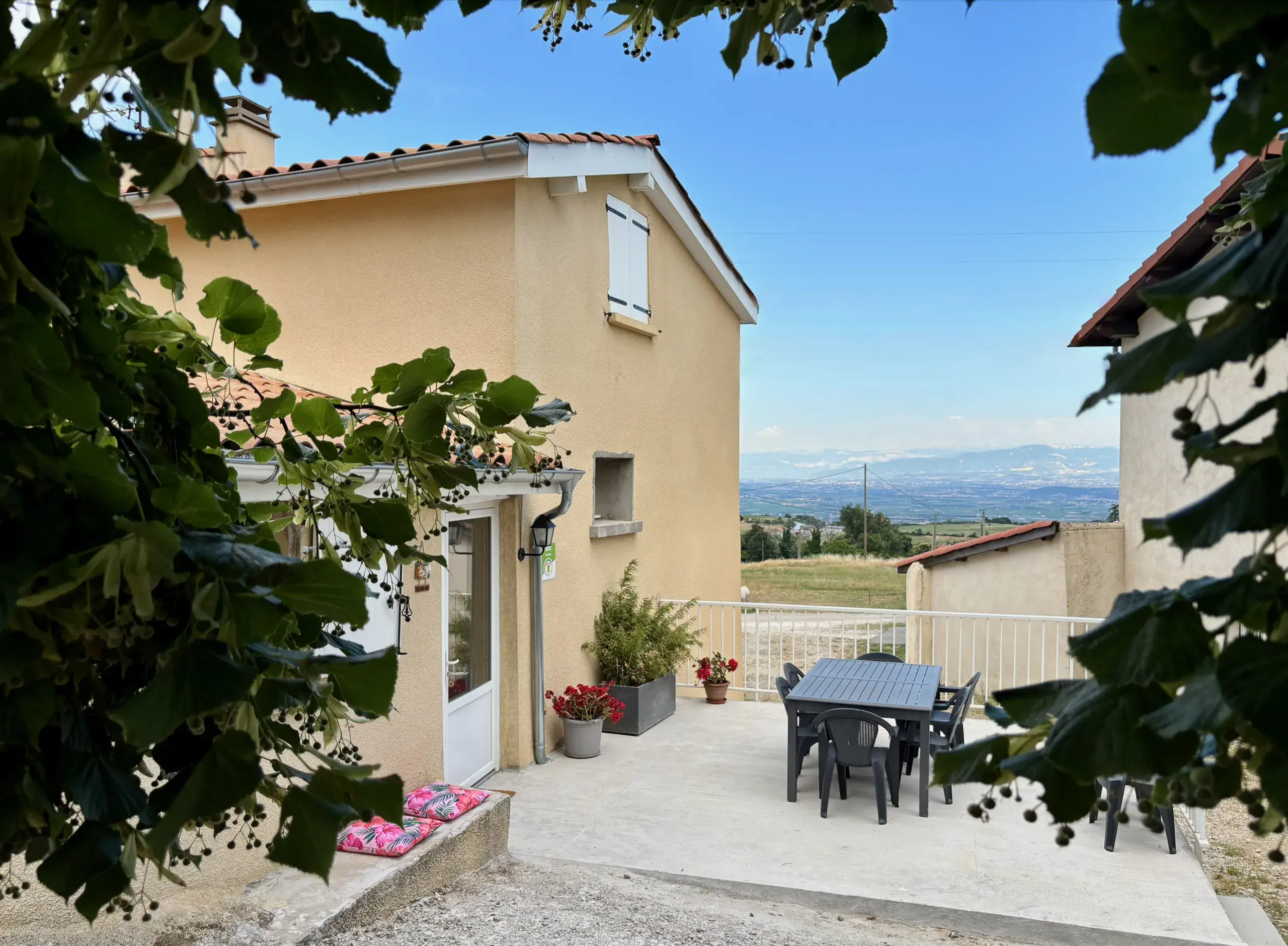Façade du Gîte du Tilleul avec terrasse et vue sur la vallée