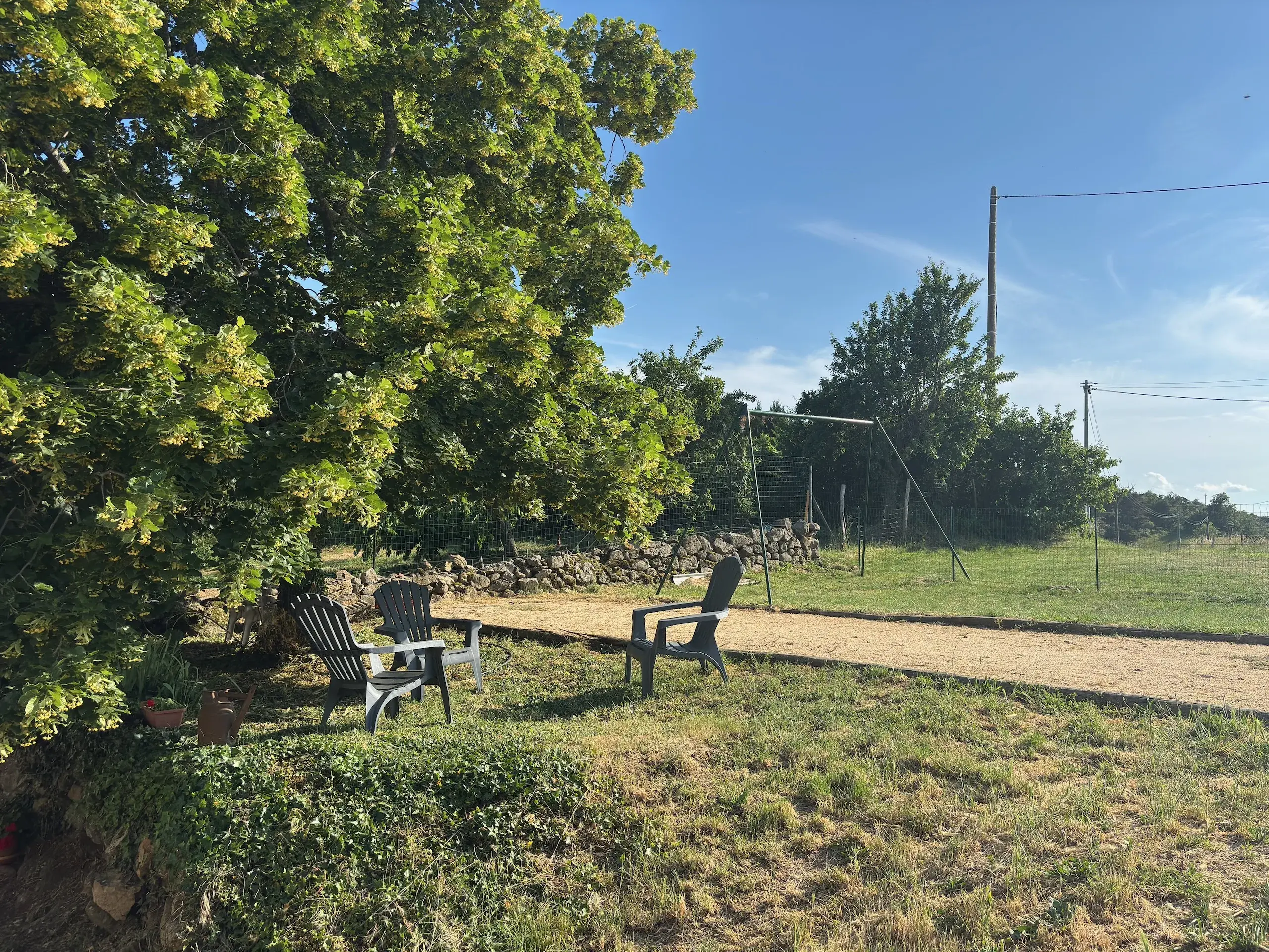 Espace détente sous le tilleul du gîte