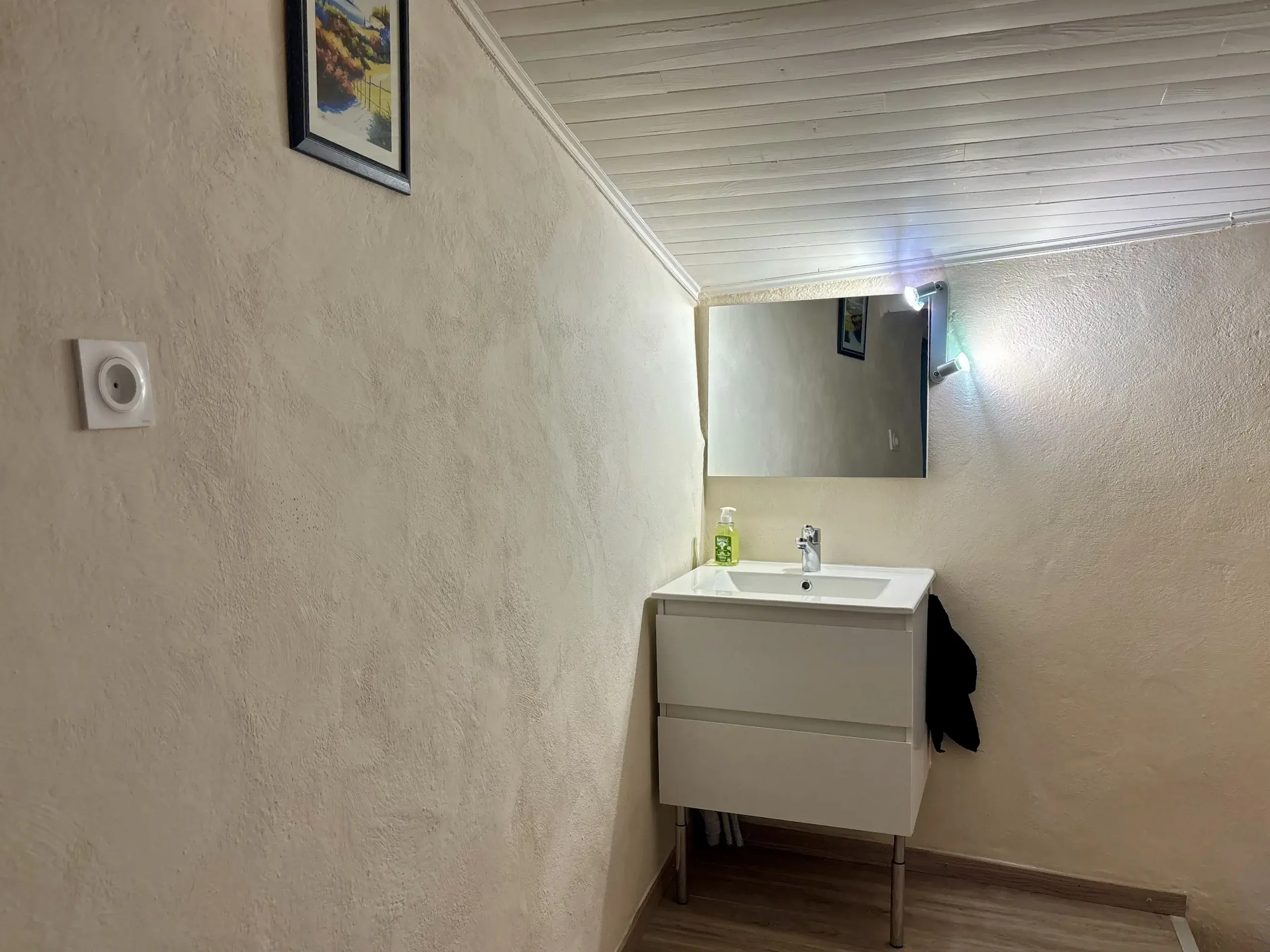Point d'eau sur le palier des chambres à l'étage