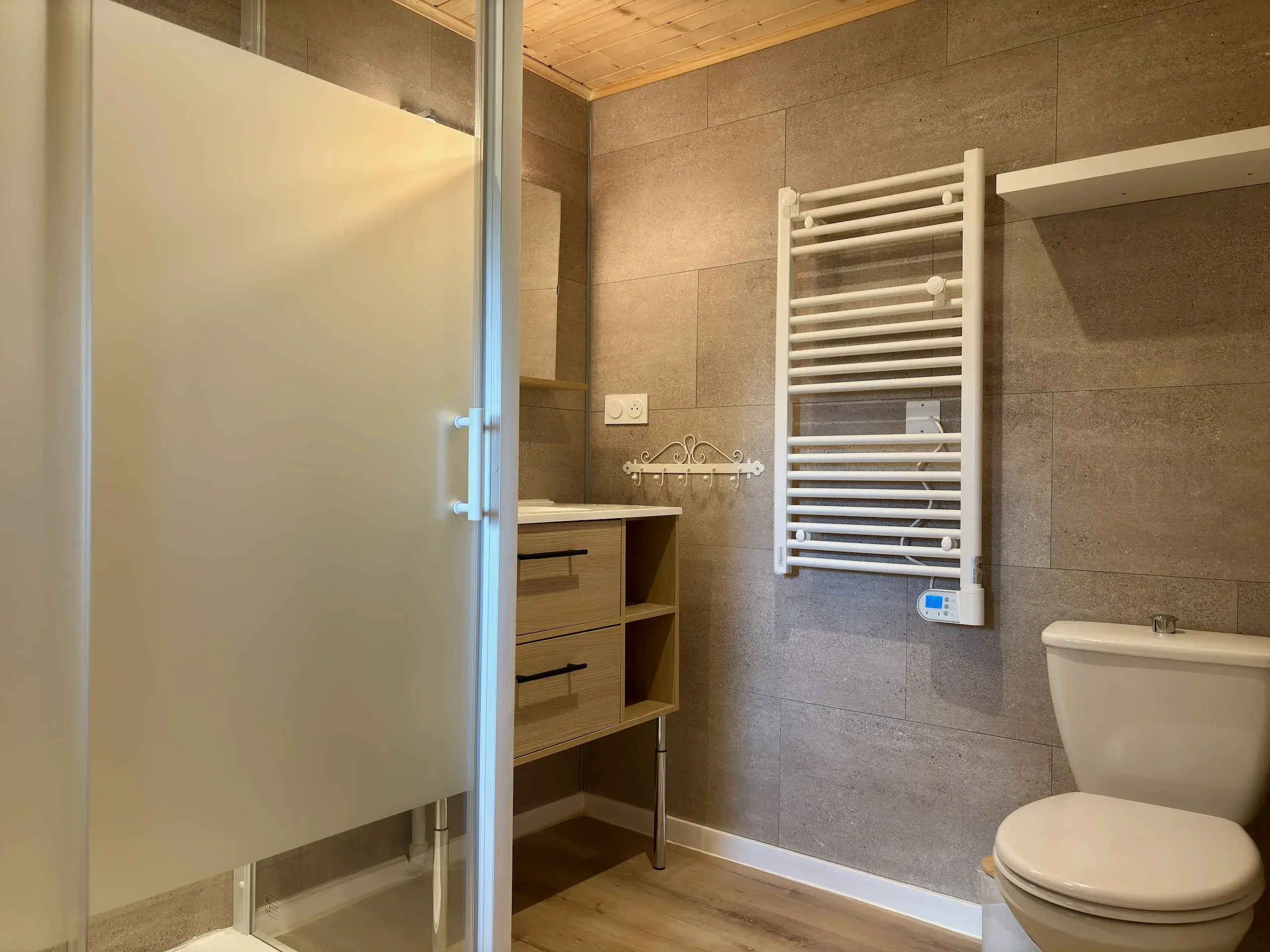 Salle de bain avec WC