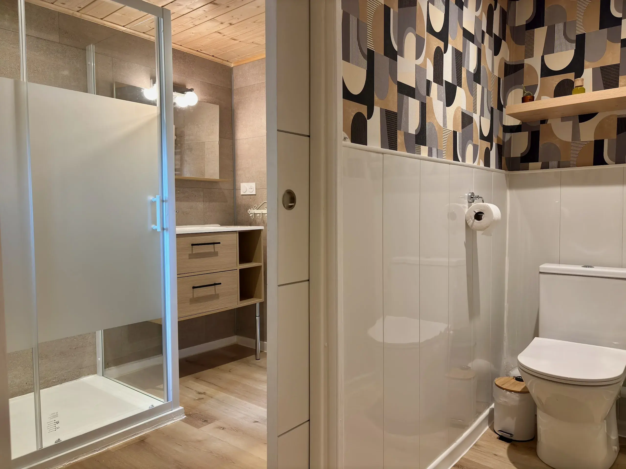 Salle de bain avec WC et WC séparé
