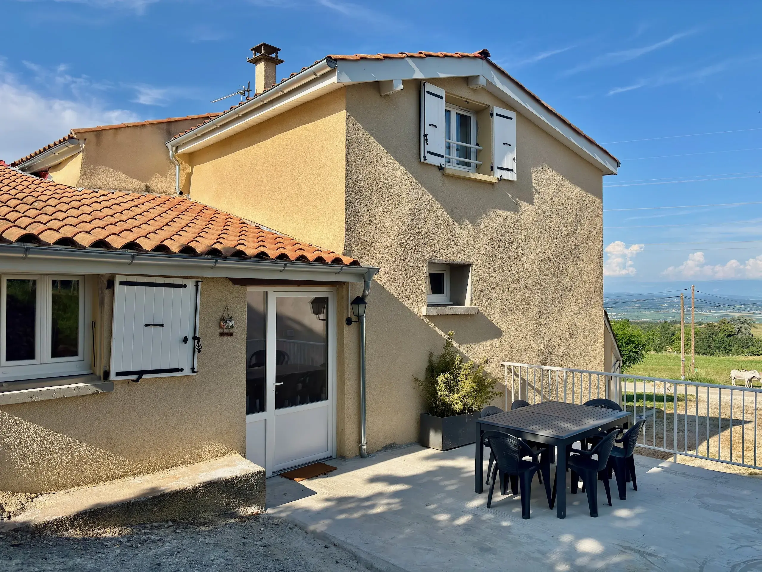 Terrasse et extérieur du Gîte du Tilleul